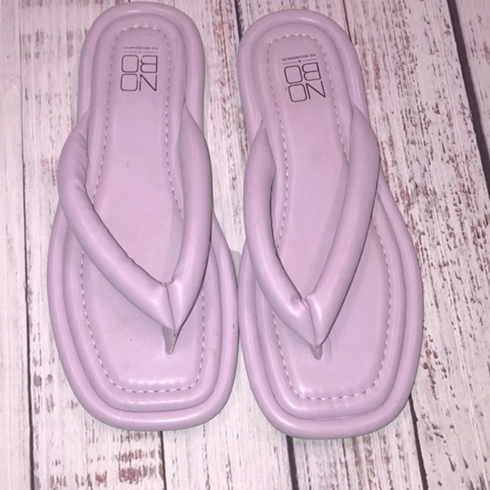 No Boundaries lavender flip flops size 8